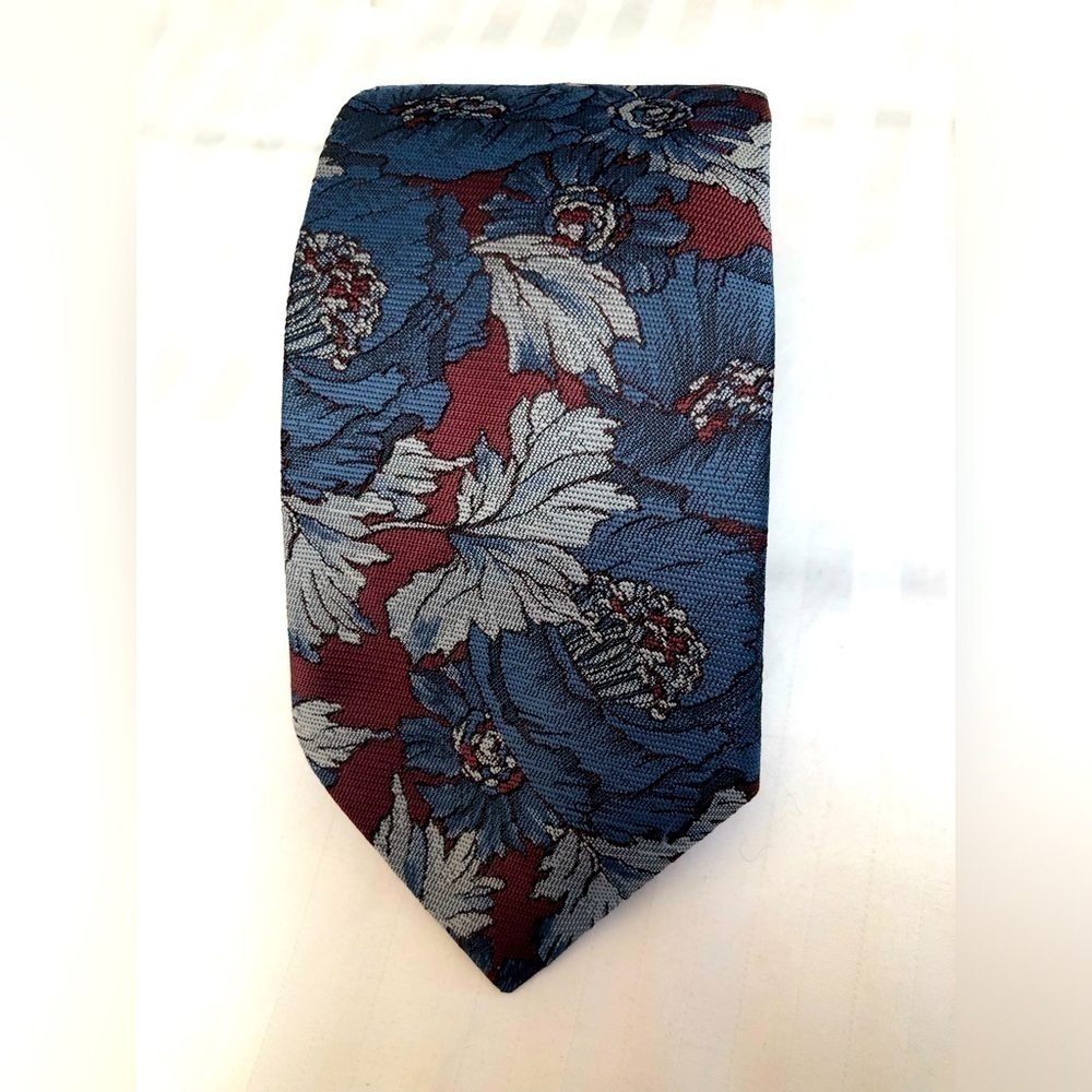 Vintage Camden Court Floral Red Blue White Tie Mens Necktie
